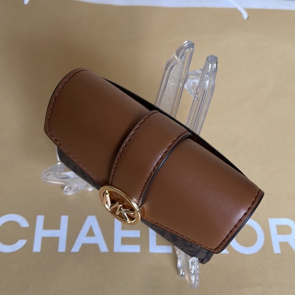 MICHAEL KORS CARMEN MEDIUM LOGO AND FAUX LEATHER WALLET BROWN - Picture 4 of 16